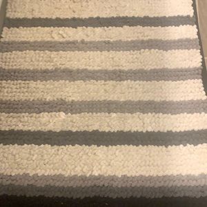 Bathroom sink mat, never used and absorbs water quickly!